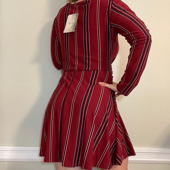 Cute and stylish red dress - Picture 2 of 2